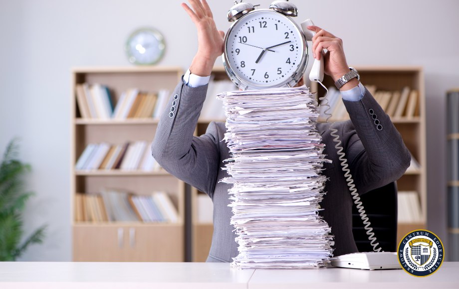 Stos dokumentów a na nim umieszczony zegar