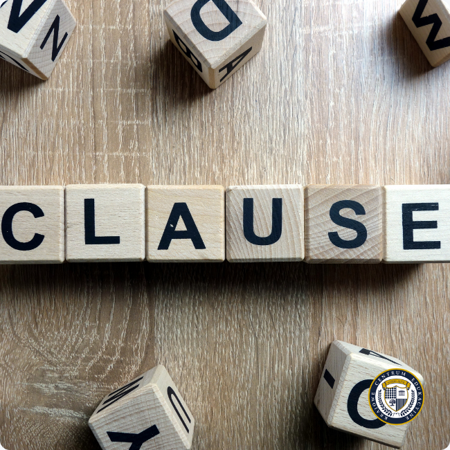 Drewniane kostki z literami układające słowo CLAUSE (klauzula) na drewnianym tle - koncepcja klauzuli o zakazie konkurencji