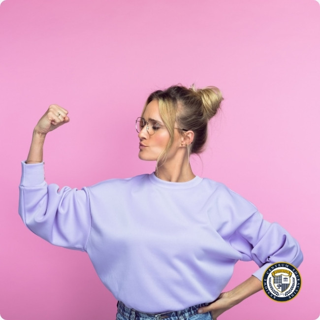 Kobieta w okularach w power posing - technika na zwiększenie pewności siebie w pracy