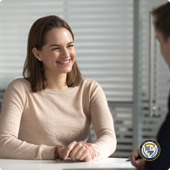 Uśmiechnięta kobieta siedząca z mężczyzną