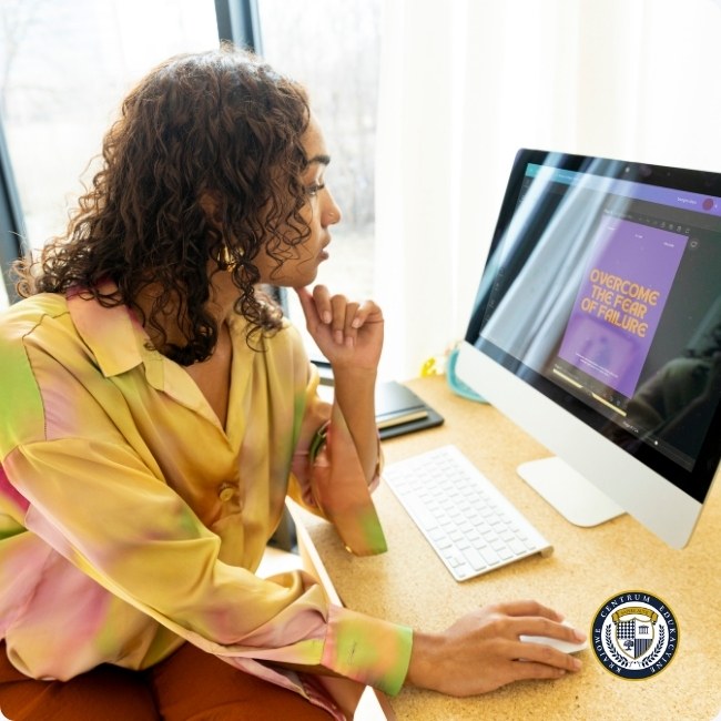 Kobieta pracująca nad kolorową prezentacją na komputerze stacjonarnym z wykorzystaniem programu do tworzenia slajdów