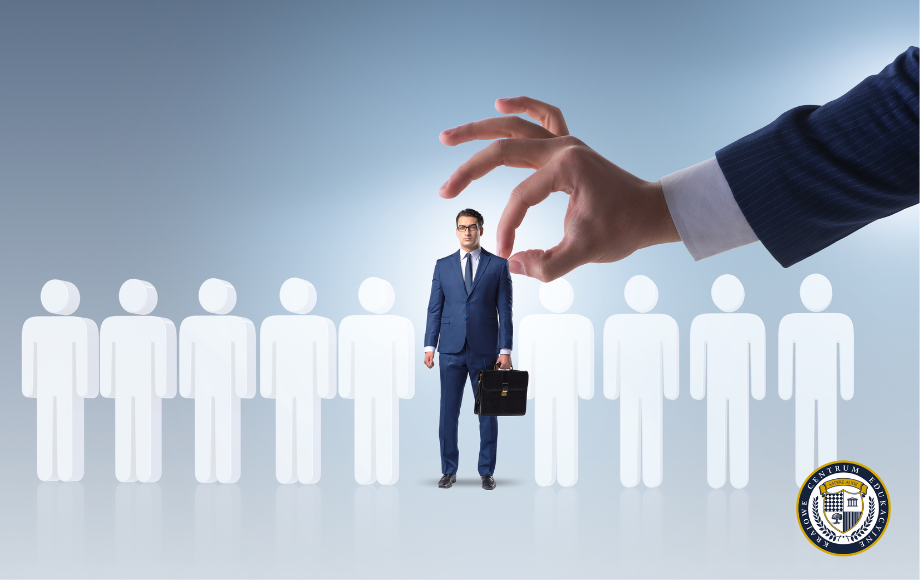 Ikony ludzi, na środku męzcyzna z teczką a nad nim dłoń, która go tam umieściła