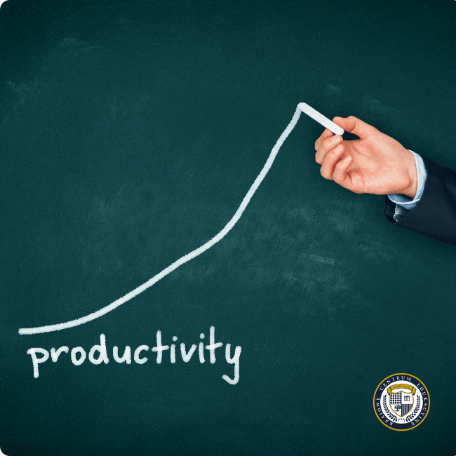 Dłoń rysująca kredą rosnący wykres produktywności na zielonej tablicy — ilustracja do artykułu o zdrowych nawykach produktywnych ludzi.